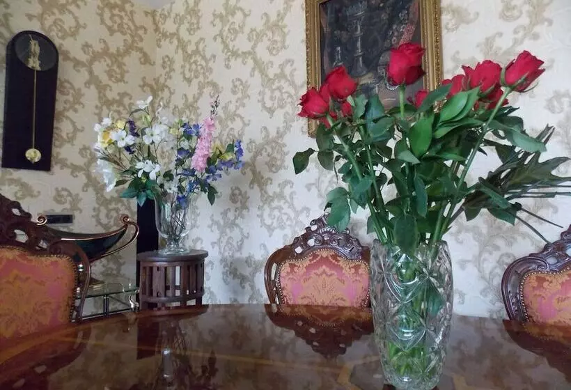 هتل Weena House