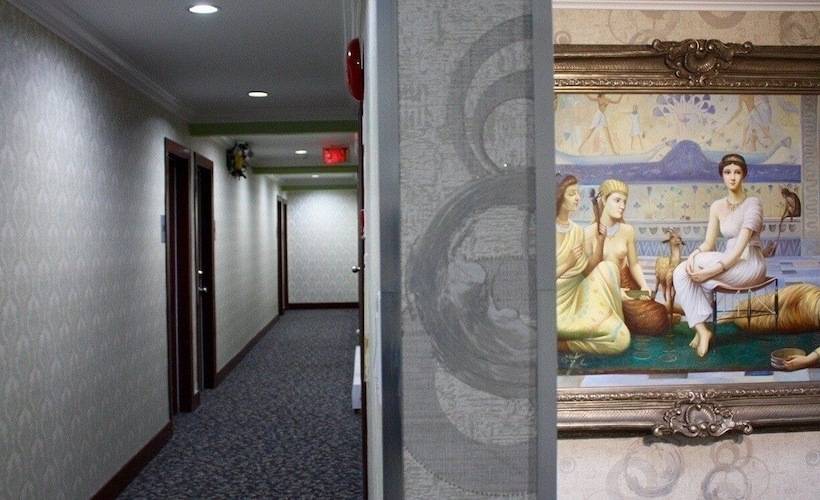 The Deluxe Hotel Vancouver