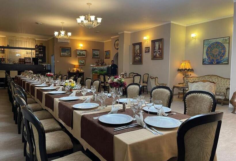 هاستل Tineretului