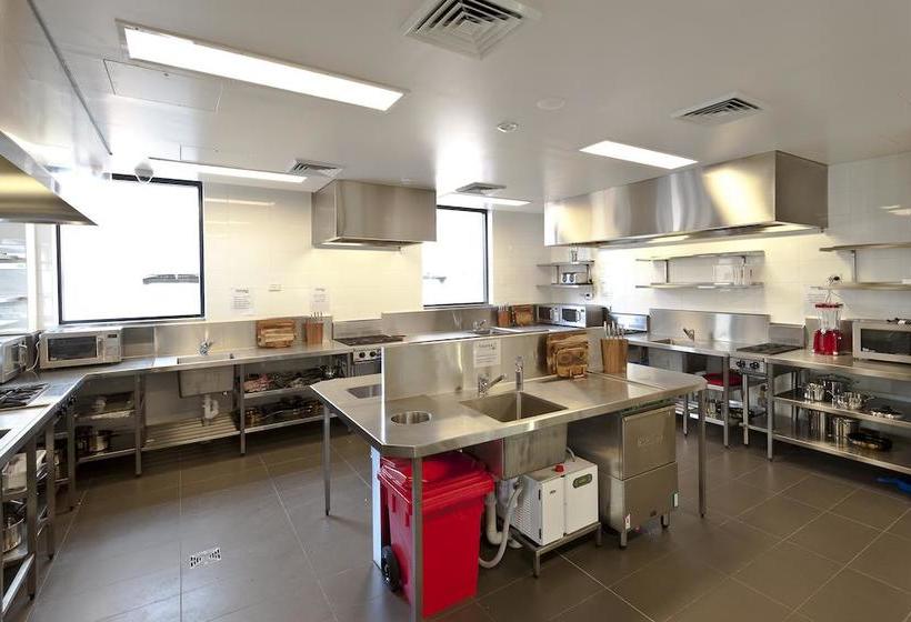 Bounce Hotel - Hostel