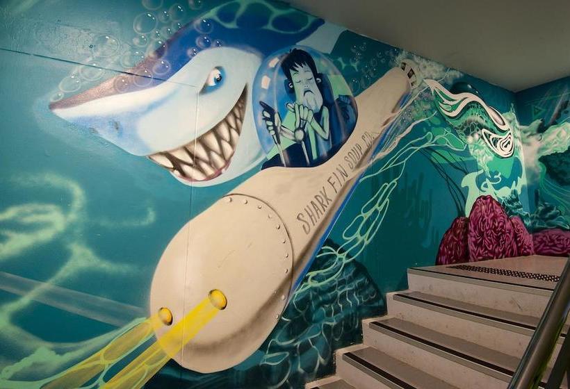 Bounce Hotel - Hostel