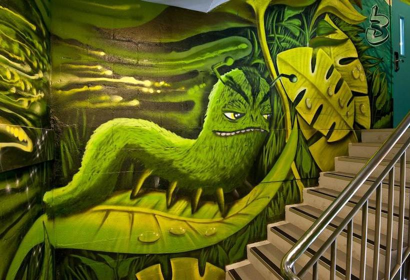 Bounce Hotel - Hostel