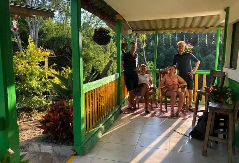 ユースホステル Hostal Y Camping Los Girasoles