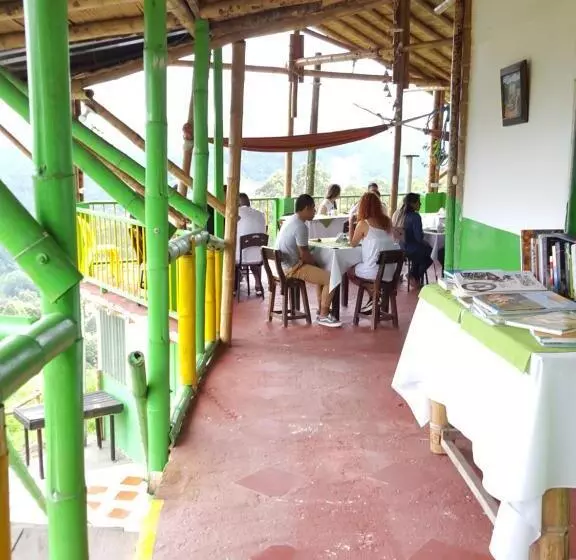 ユースホステル Hostal Y Camping Los Girasoles