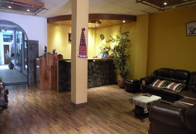 ホテル Cantuta Inn