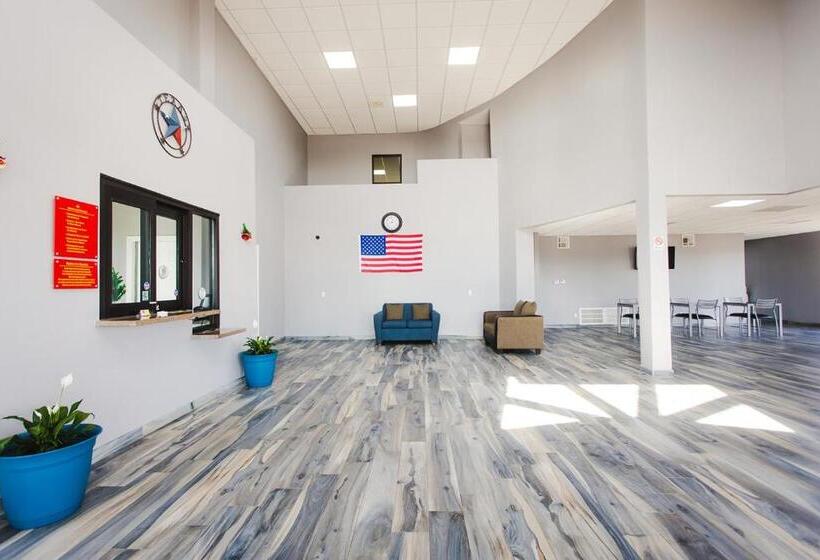 فندق على الطريق Econo Lodge Inn & Suites