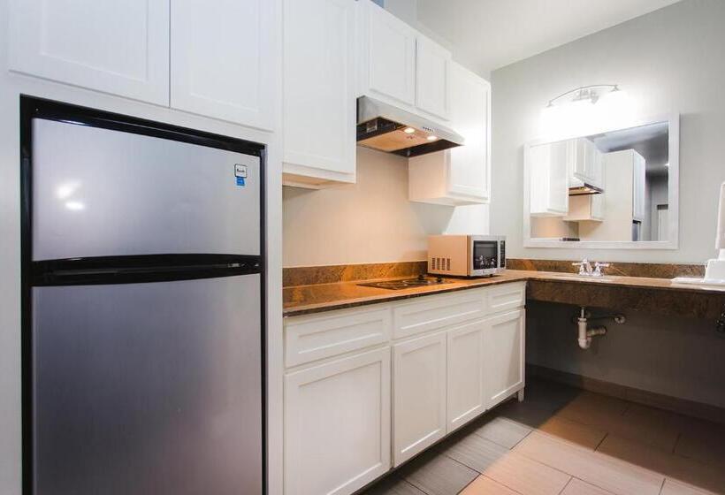 فندق على الطريق Econo Lodge Inn & Suites