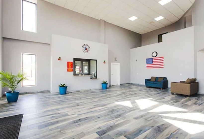 فندق على الطريق Econo Lodge Inn & Suites