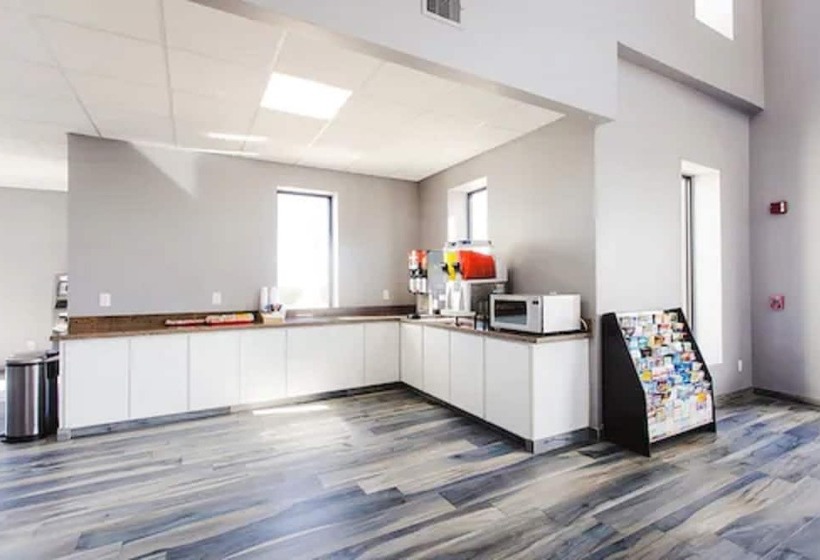 فندق على الطريق Econo Lodge Inn & Suites