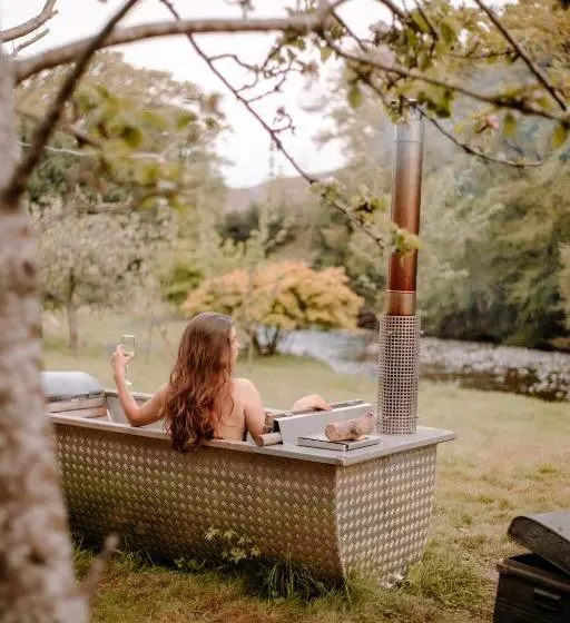 リゾートホテル Enniskeen Estate & Forest Spa   Boutique Riverside Glamping Cabins