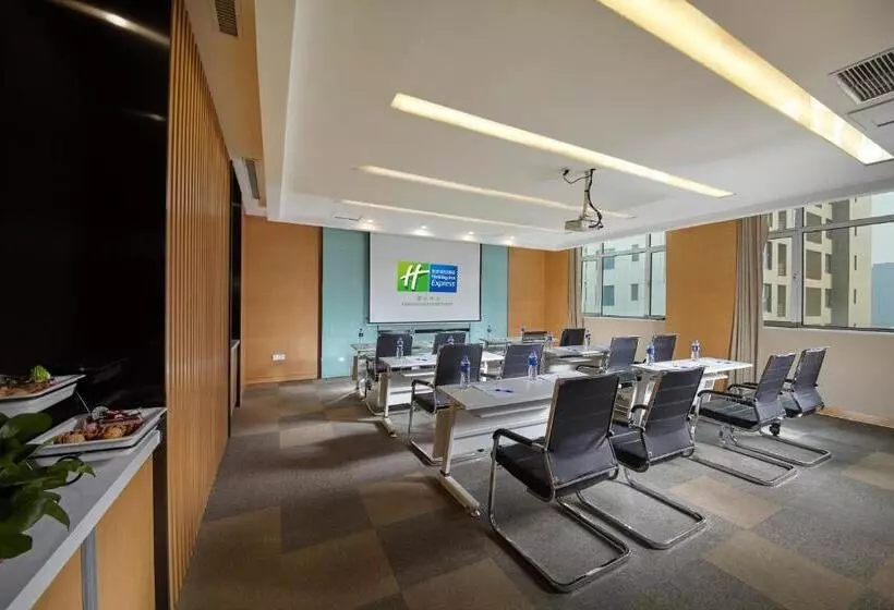 Hotelli Holiday Inn Express Tangshan Downtown, An Ihg