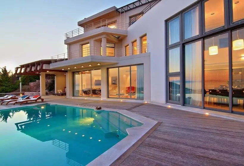 Villa Takeoff Saronida