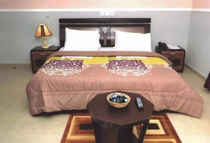 Naptin Executive Hotel And Suites