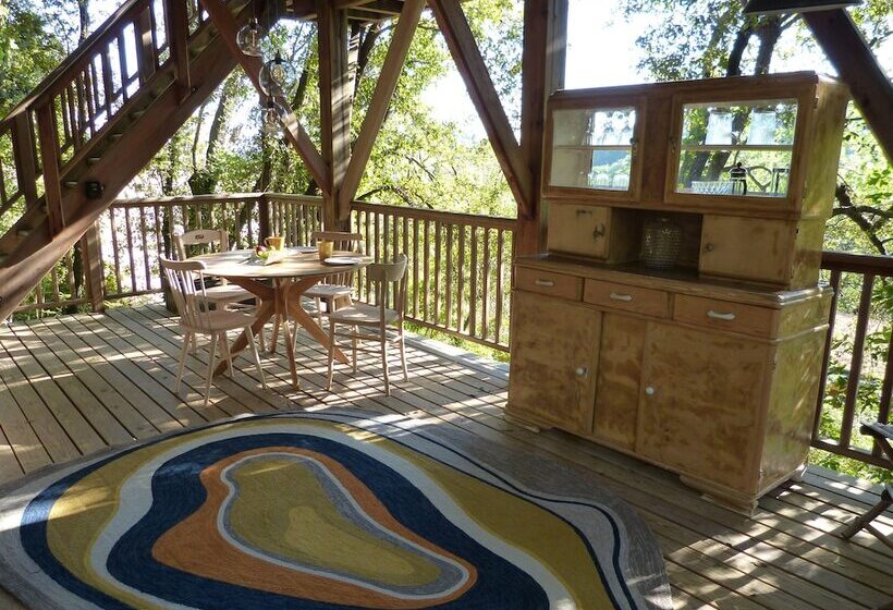 تختخواب و صبحانه Orion Tree Houses