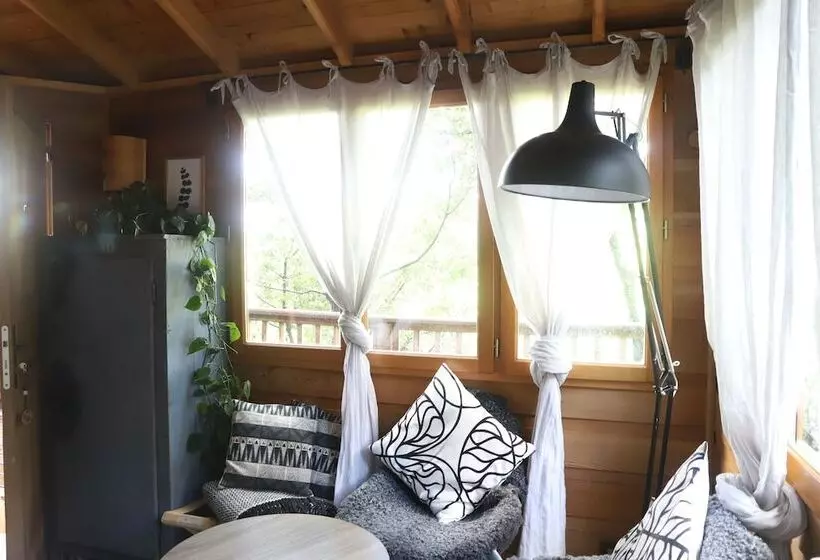 تختخواب و صبحانه Orion Tree Houses