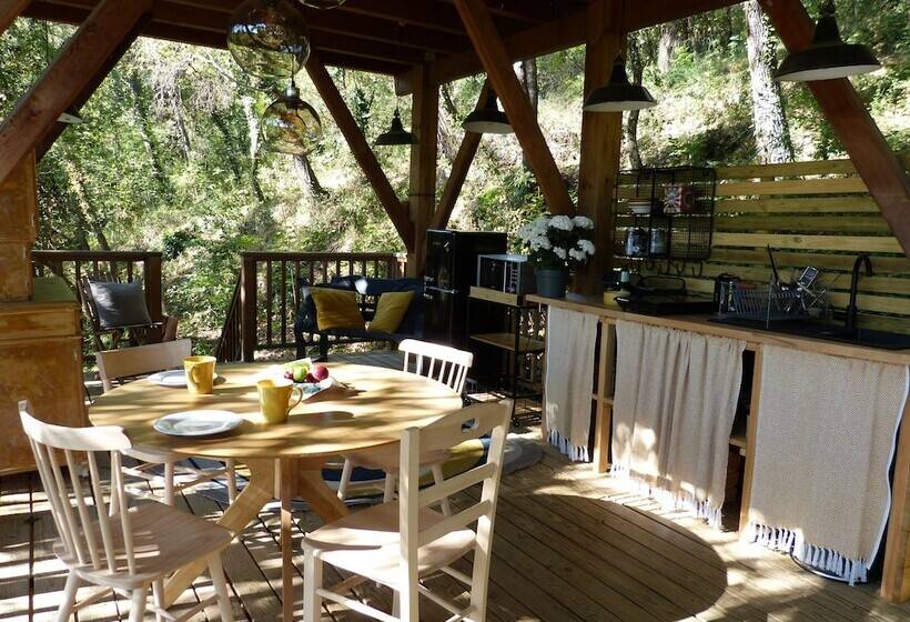 تختخواب و صبحانه Orion Tree Houses