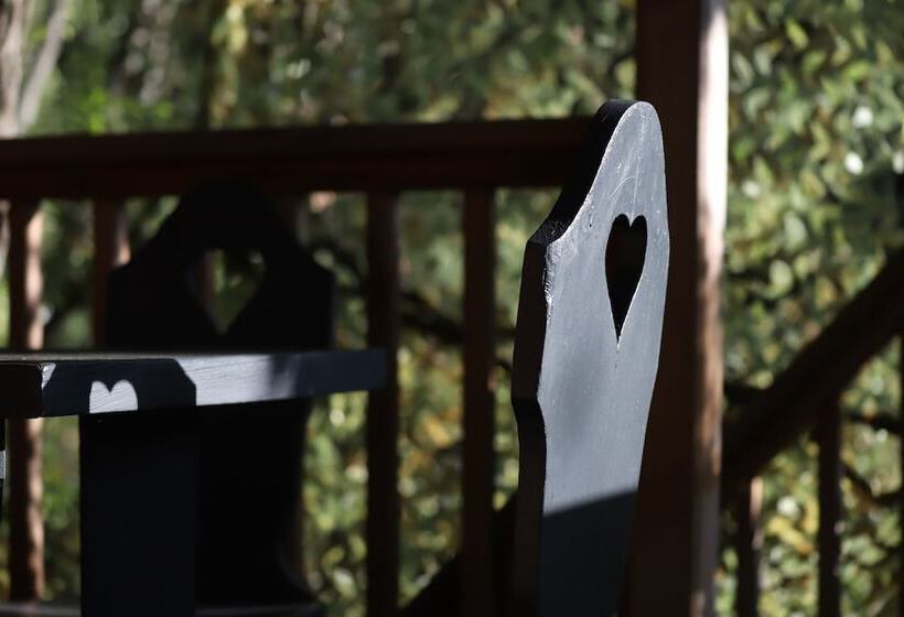 تختخواب و صبحانه Orion Tree Houses