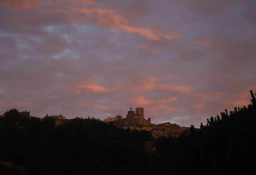 تختخواب و صبحانه Orion Tree Houses