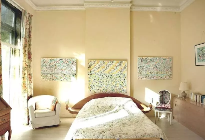 تختخواب و صبحانه Villa Sequoia Garden