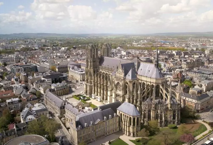 تختخواب و صبحانه La Demeure Des Sacres   Cathédrale