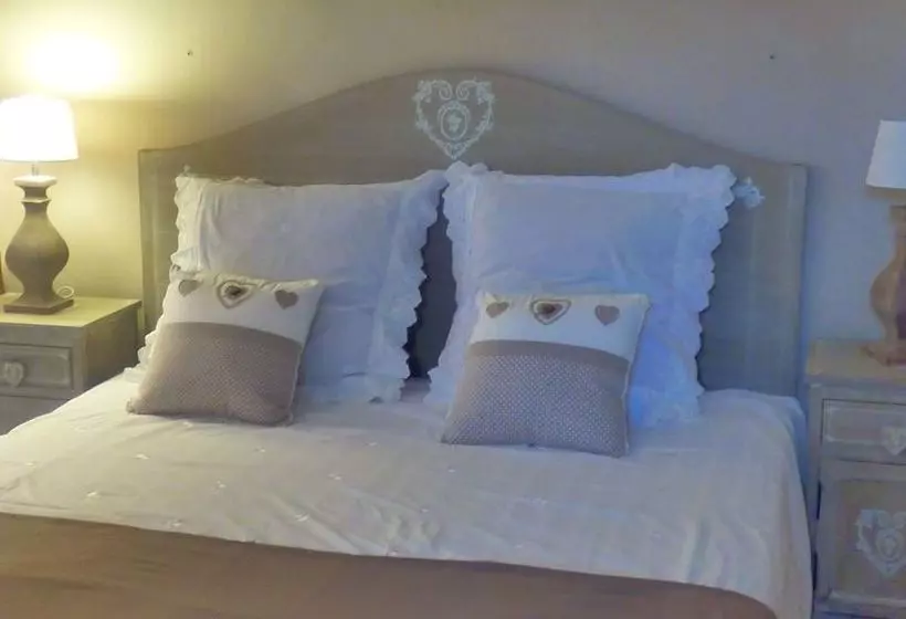 تختخواب و صبحانه La Romantique