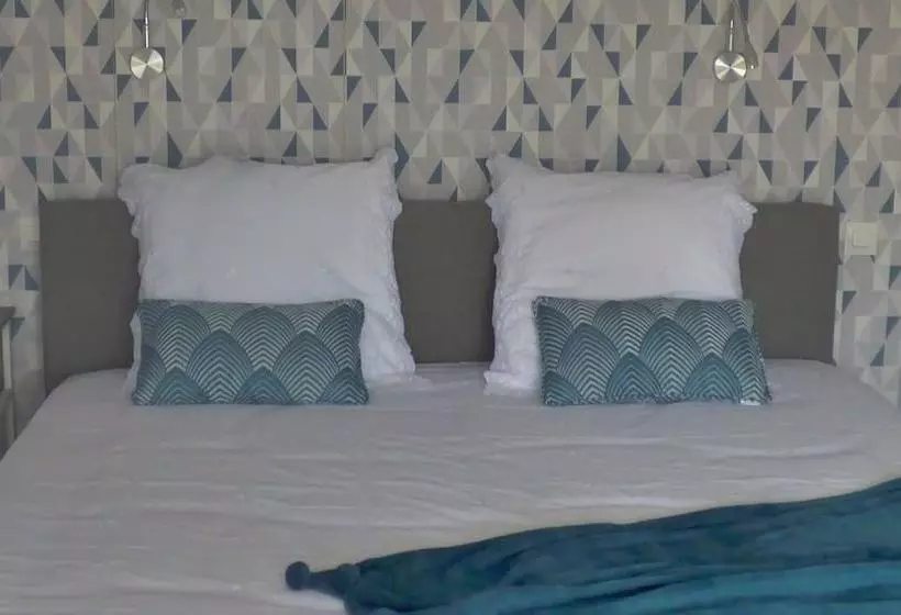 تختخواب و صبحانه La Romantique