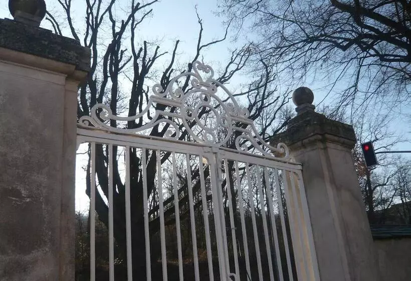 ベッドアンドブレックファースト Le Château De La Vierge