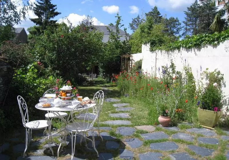 تختخواب و صبحانه Le Petit Quernon