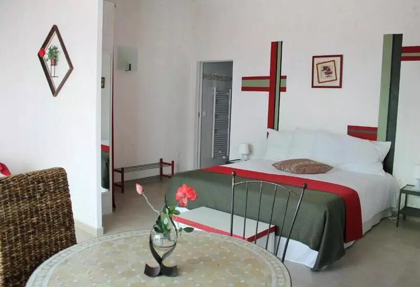 تختخواب و صبحانه Maison D'hôtes Bleu Azur
