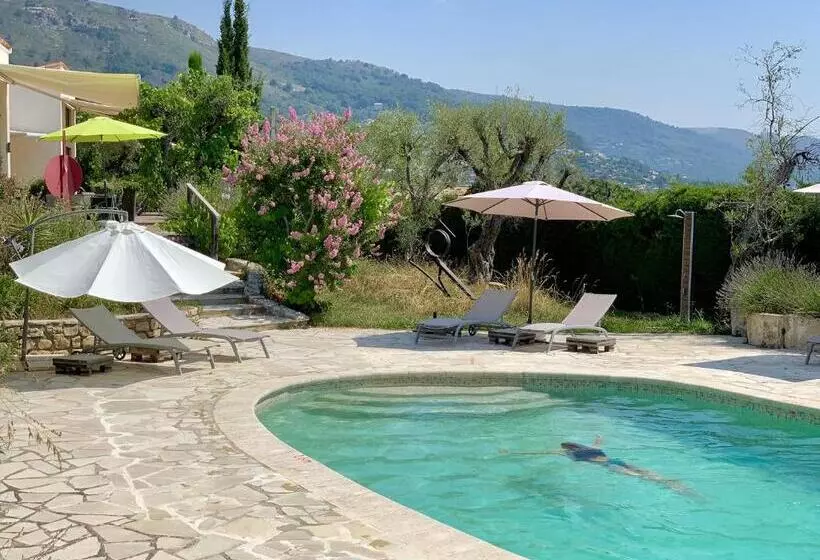 تختخواب و صبحانه Maison D'hôtes Bleu Azur