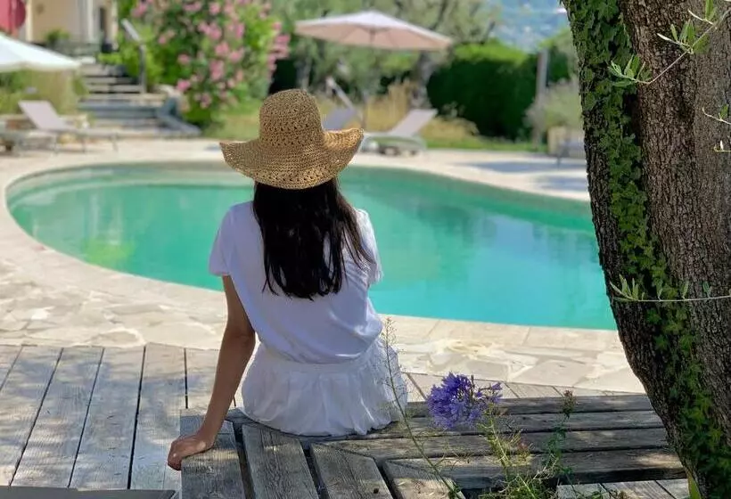 تختخواب و صبحانه Maison D'hôtes Bleu Azur