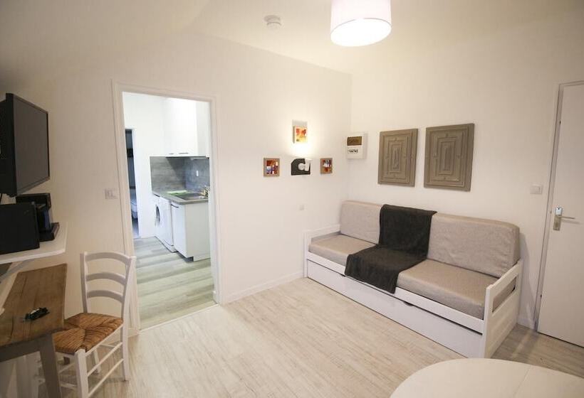 فندق Logis Hôtel & Restaurant Au Clos Paillé Charme & Caractère