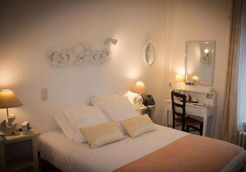 ホテル Logis Hôtel & Restaurant Au Clos Paillé Charme & Caractère