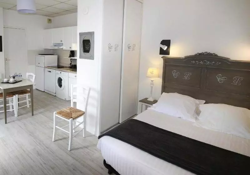 ホテル Logis Hôtel & Restaurant Au Clos Paillé Charme & Caractère