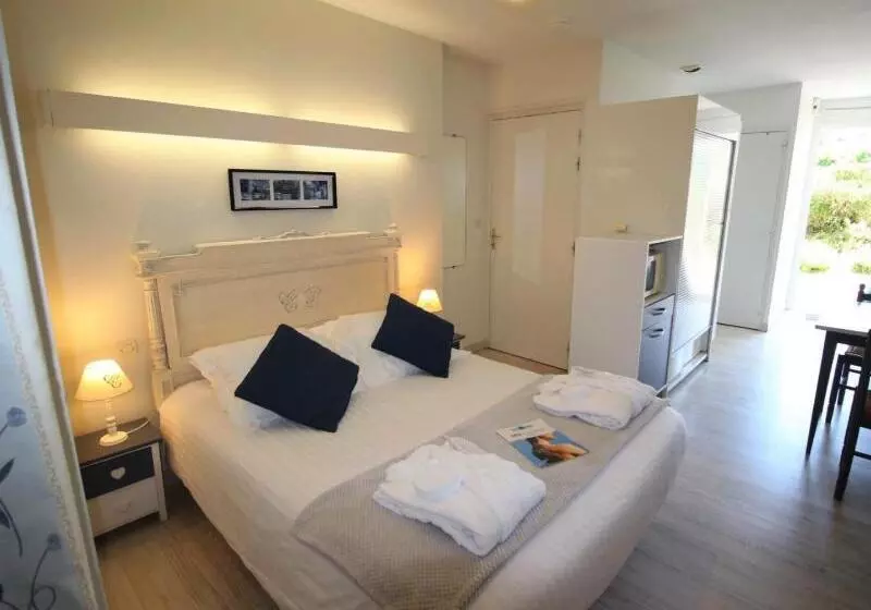 ホテル Logis Hôtel & Restaurant Au Clos Paillé Charme & Caractère