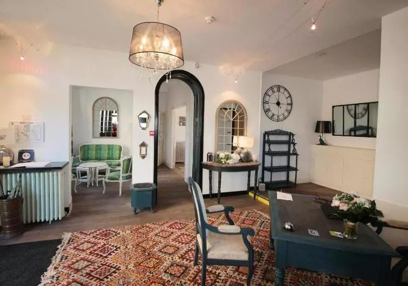 ホテル Logis Hôtel & Restaurant Au Clos Paillé Charme & Caractère