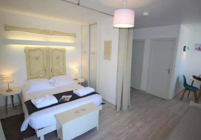 ホテル Logis Hôtel & Restaurant Au Clos Paillé Charme & Caractère