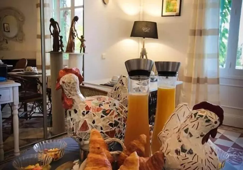 ホテル Logis Hôtel & Restaurant Au Clos Paillé Charme & Caractère