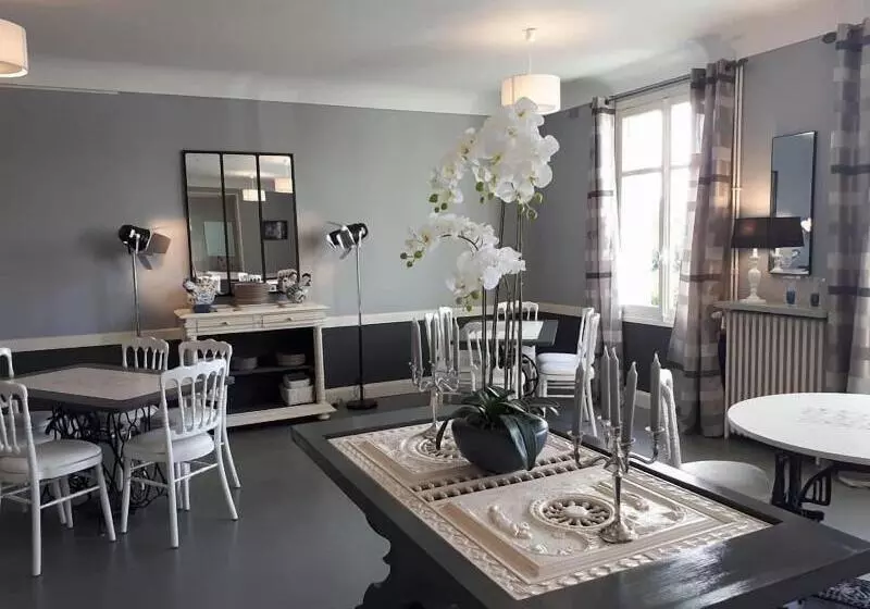 ホテル Logis Hôtel & Restaurant Au Clos Paillé Charme & Caractère
