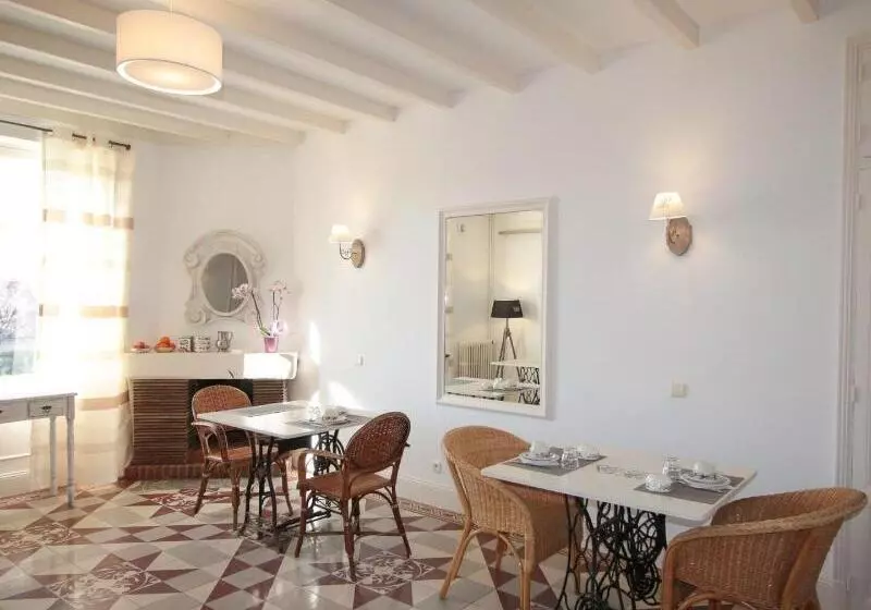 ホテル Logis Hôtel & Restaurant Au Clos Paillé Charme & Caractère