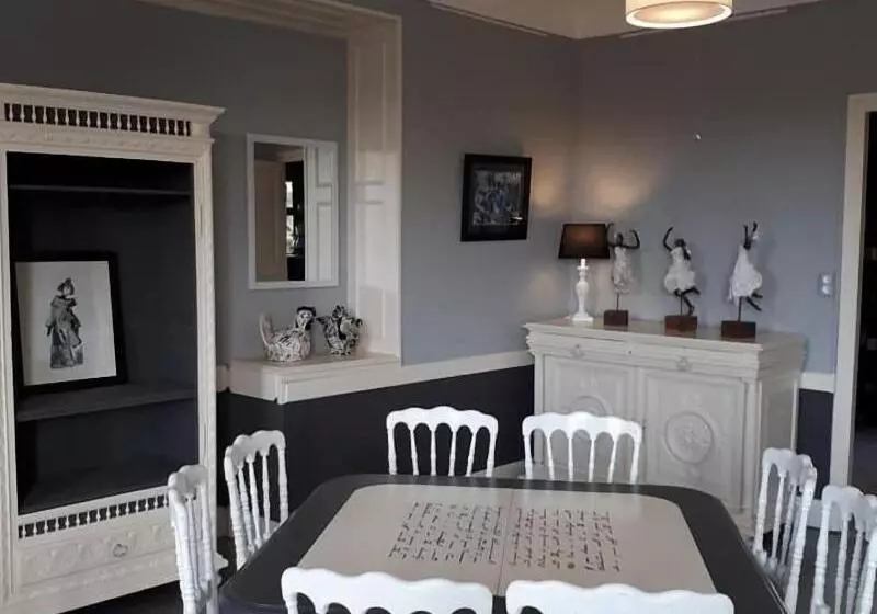 ホテル Logis Hôtel & Restaurant Au Clos Paillé Charme & Caractère