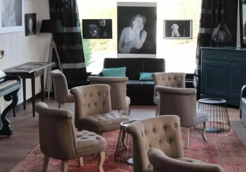 ホテル Logis Hôtel & Restaurant Au Clos Paillé Charme & Caractère
