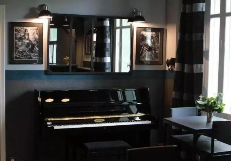 ホテル Logis Hôtel & Restaurant Au Clos Paillé Charme & Caractère
