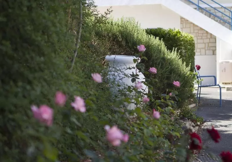 ホテル Logis Hôtel & Restaurant Au Clos Paillé Charme & Caractère