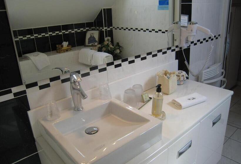 Отель Hôtel Le Manoir Aux Vaches