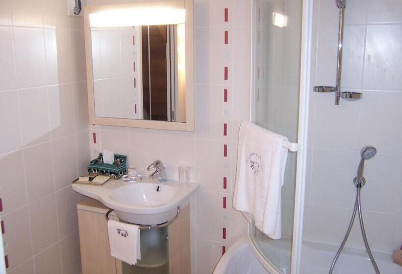 Отель Hôtel Le Manoir Aux Vaches