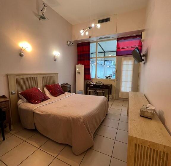 Отель Hôtel Le Manoir Aux Vaches