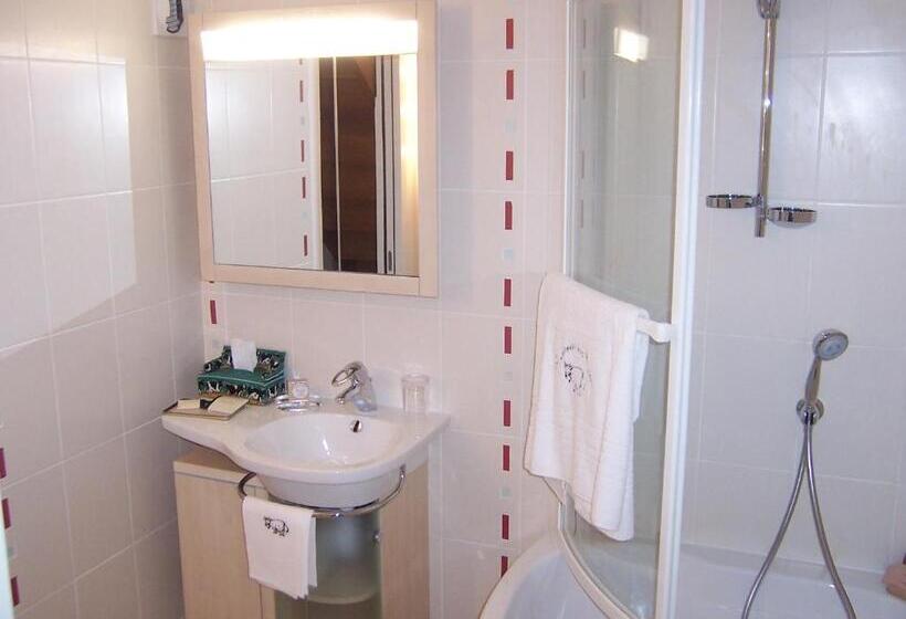 Отель Hôtel Le Manoir Aux Vaches