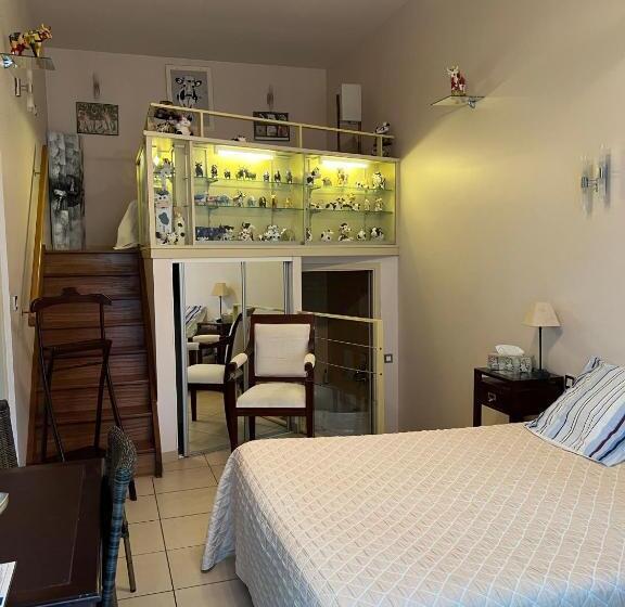 Отель Hôtel Le Manoir Aux Vaches