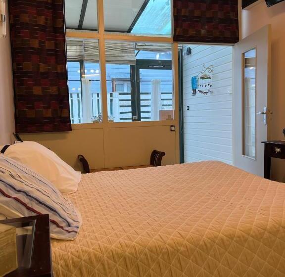 Отель Hôtel Le Manoir Aux Vaches